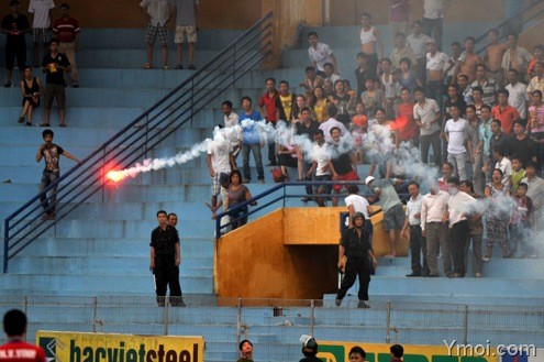 Một quả pháo sáng được CĐV Hải Phòng ném xuống sân Hàng Đẫy mùa giải 2009
